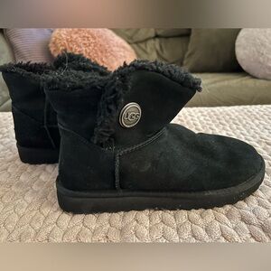 UGG Black Genuine Suede BOOTS women 8 Metal Circle Snap Logo Closure Fur-lined